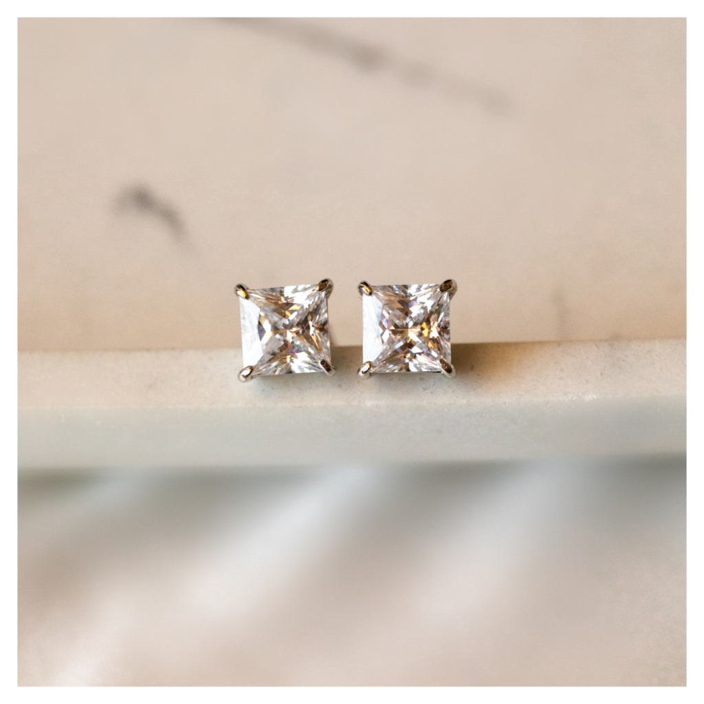 Kolczyki srebrne na zatyczkę z kwadratową cyrkonią carbon Diamond Glow (5)