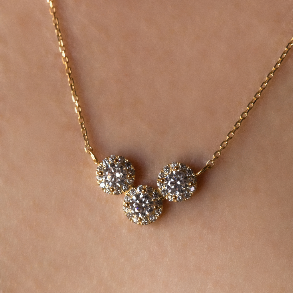 Naszyjnik pozłacany z trzema okrągłymi elementami bogato zdobiony cyrkoniami Little Sami (5)