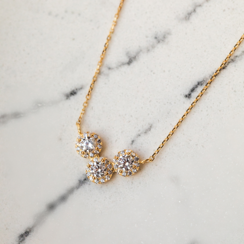 Naszyjnik pozłacany z trzema okrągłymi elementami bogato zdobiony cyrkoniami Little Sami (5)