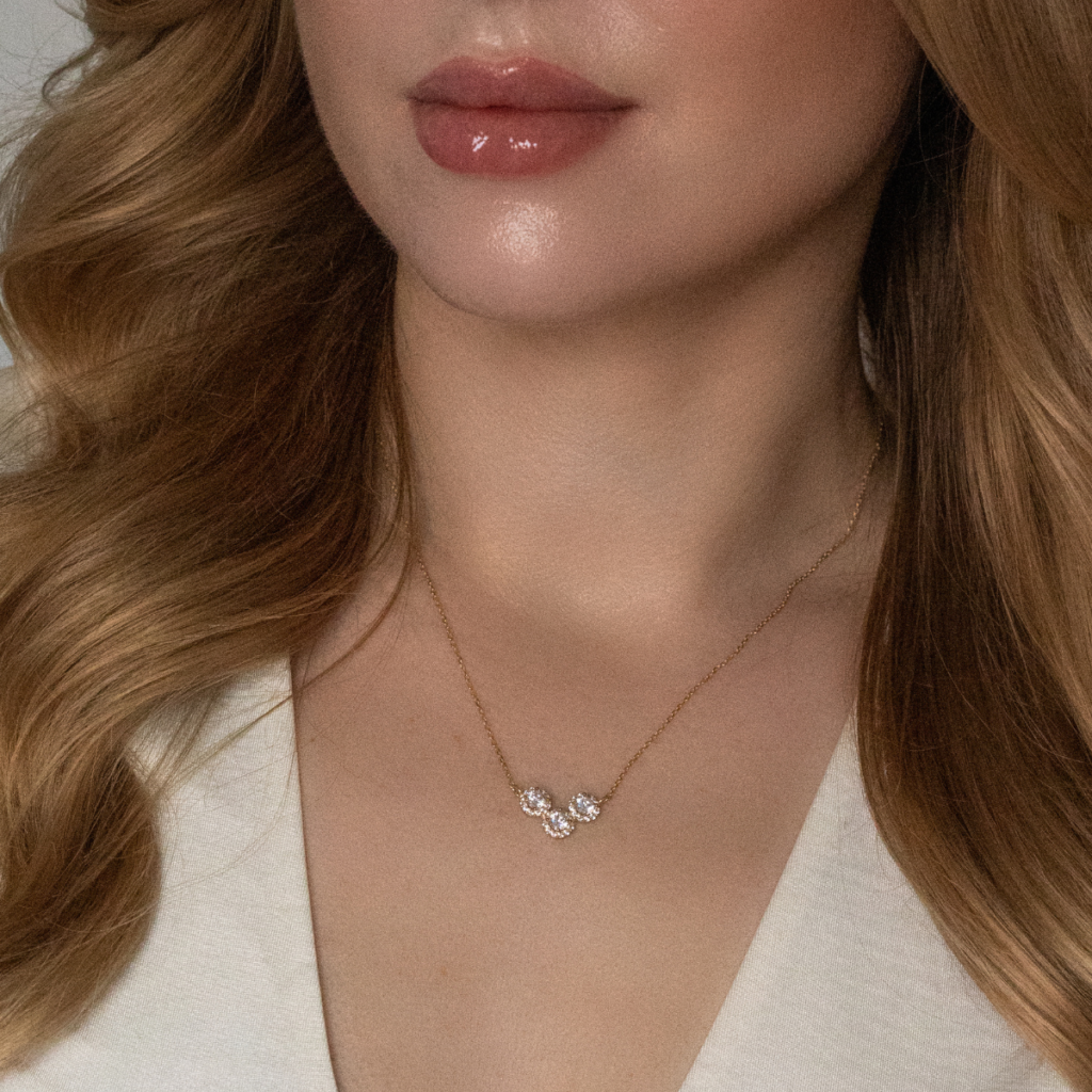 Naszyjnik pozłacany z trzema okrągłymi elementami bogato zdobiony cyrkoniami Little Sami (5)