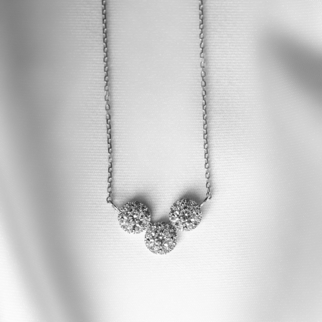 Naszyjnik srebrny z trzema okrągłymi elementami bogato zdobiony cyrkoniami Little Sami