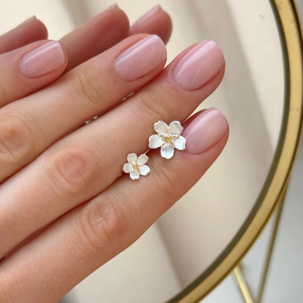 Kolczyki srebrne na zatyczkę satynowe kwiaty 1 cm x 1 cm Spring