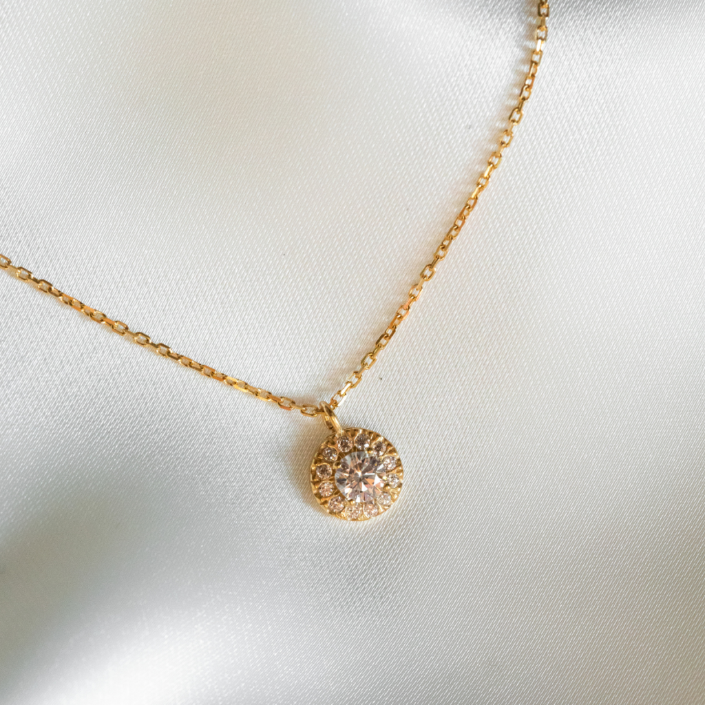 Naszyjnik pozłacany z okrągłą zawieszką bogato zdobioną cyrkoniami Little Sami