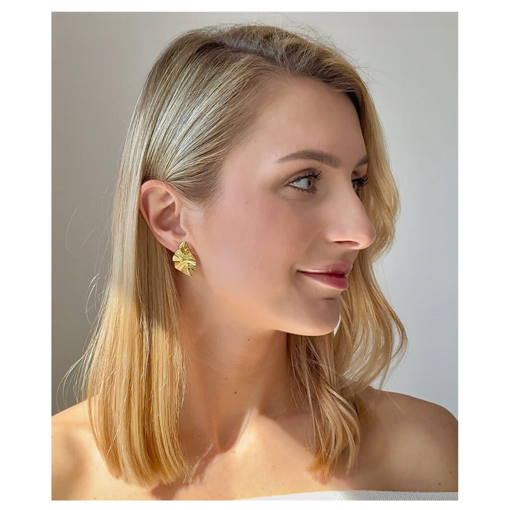 Kolczyki pozłacane na zatyczkę falowana blaszka Fiora