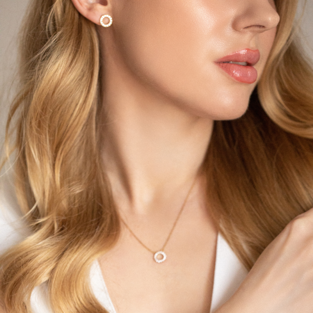 Komplet biżuterii pozłacanej kolczyki i naszyjnik w kształcie koła z cyrkoniami Little Karma