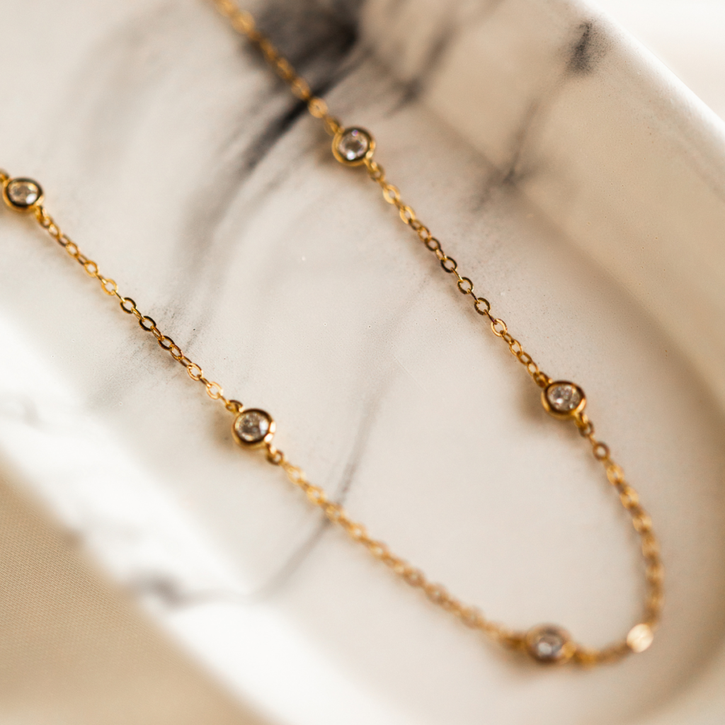 Naszyjnik pozłacany ozdobiony na całości kryształem górskim Crystals