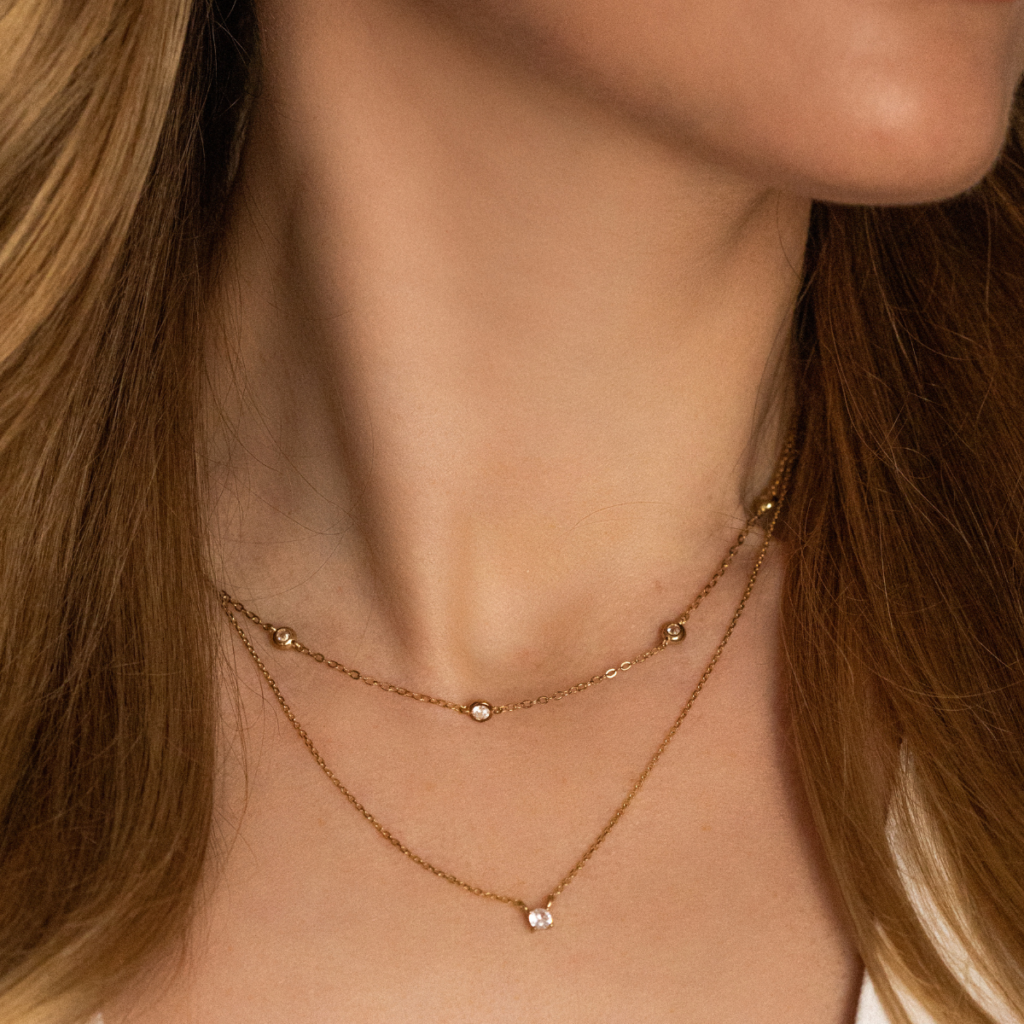 Naszyjnik pozłacany ozdobiony na całości kryształem górskim Crystals (4)