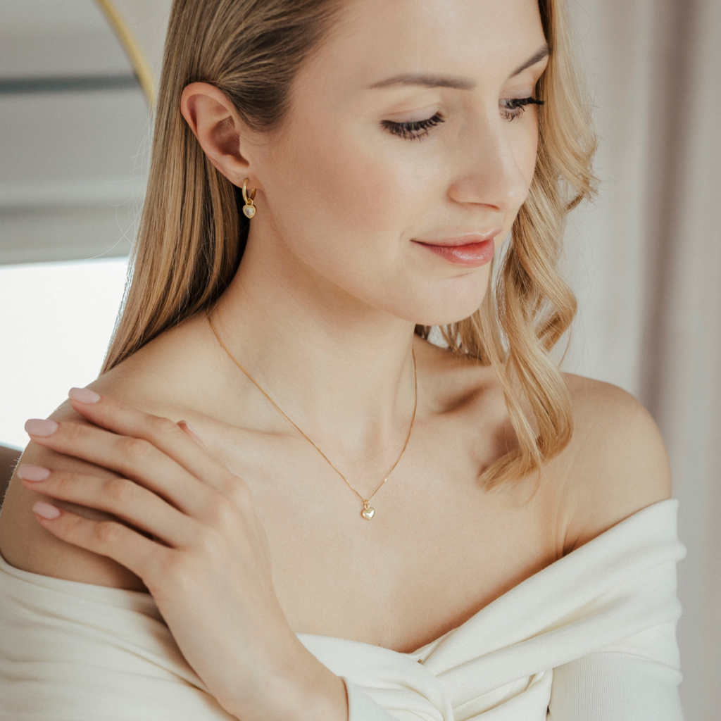 Kolczyki pozłacane wiszące kółka z zawieszką w kształcie serca z cyrkonią Lovely