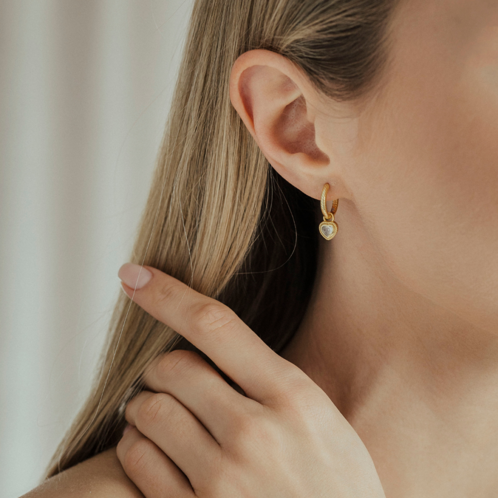 Kolczyki pozłacane wiszące kółka z zawieszką w kształcie serca z cyrkonią Lovely