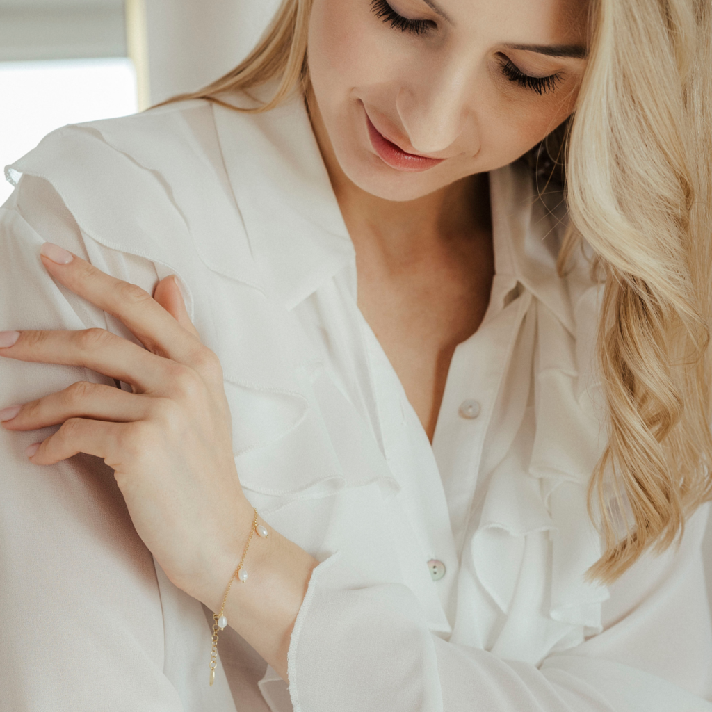 Bransoletka pozłacana z drobnymi wiszącymi perłami Delicate