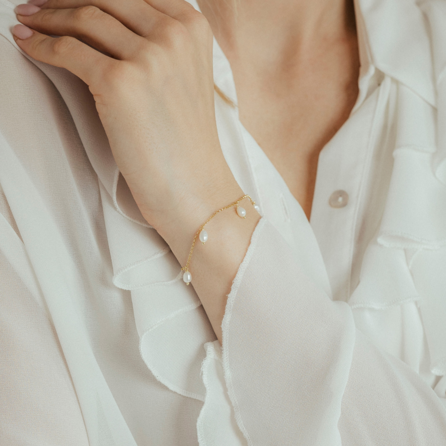 Bransoletka pozłacana z drobnymi wiszącymi perłami Modern Delicate