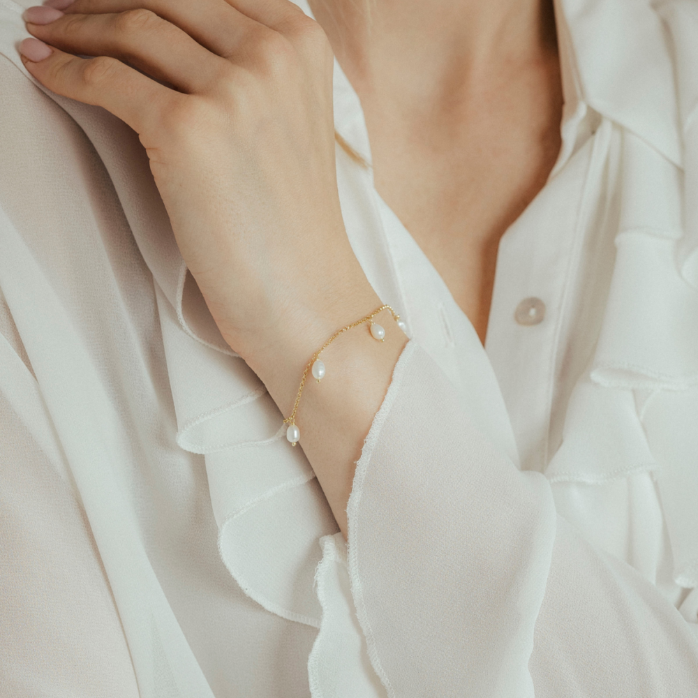 Bransoletka pozłacana z drobnymi wiszącymi perłami Modern Delicate