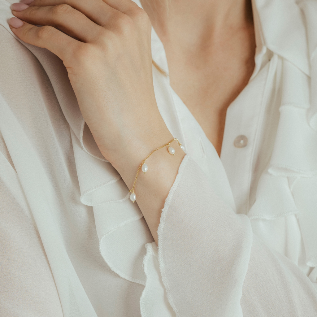 Bransoletka pozłacana z drobnymi wiszącymi perłami Delicate (2)