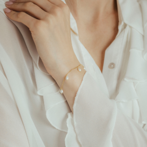 Bransoletka pozłacana z drobnymi wiszącymi perłami Modern Delicate