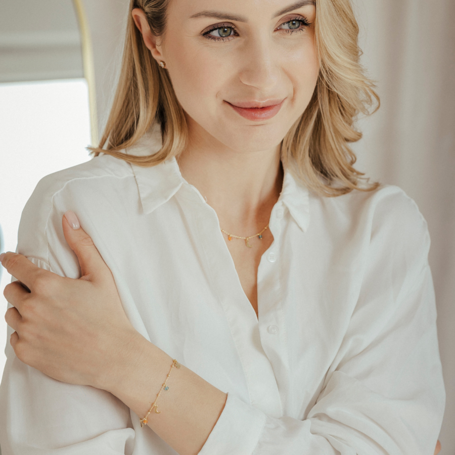 Bransoletka pozłacana z wiszącymi kolorowymi cyrkoniami i zawieszkami Oriental