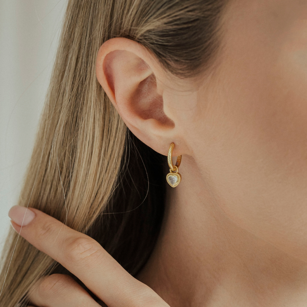 Kolczyki pozłacane wiszące kółka z zawieszką w kształcie serca z cyrkonią Lovely