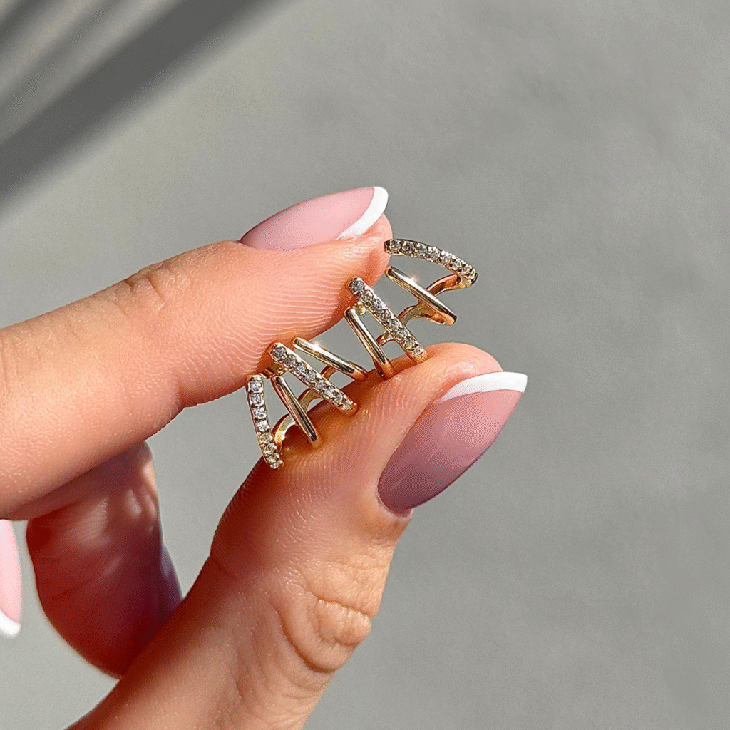 Kolczyki pozłacane na zatyczkę oplatające ucho Hug