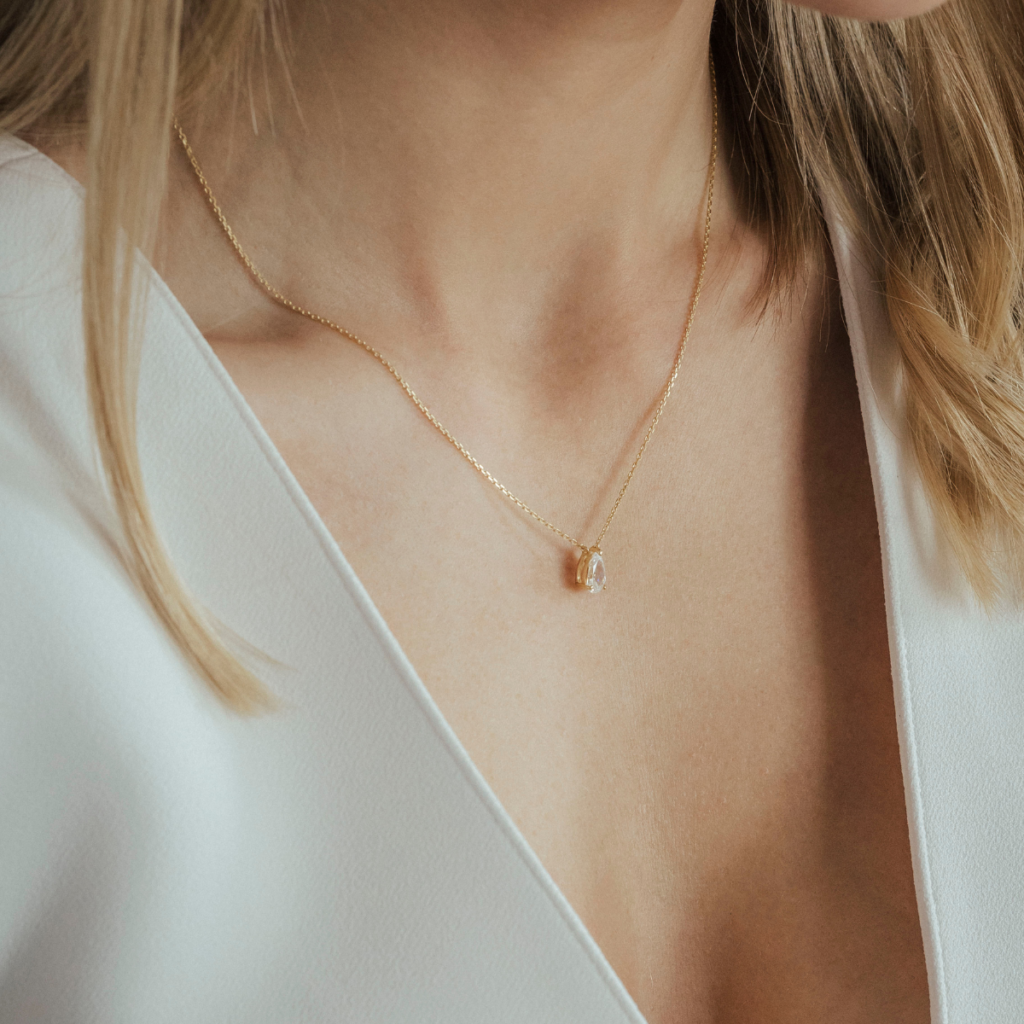 Naszyjnik pozłacany z jedną, centralną cyrkonią w kształcie kropki Cristi