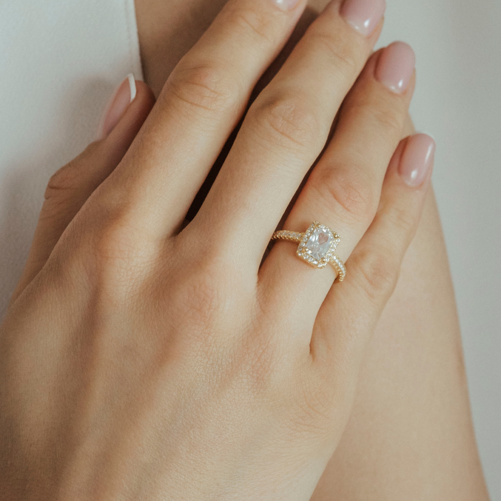 Pierścionek pozłacany bogato zdobiony cyrkoniami Kate (2)