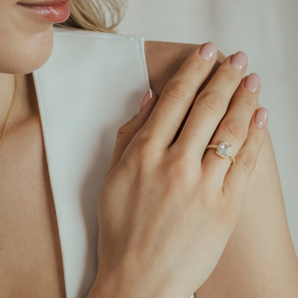 Pierścionek pozłacany bogato zdobiony cyrkoniami Kate (3)