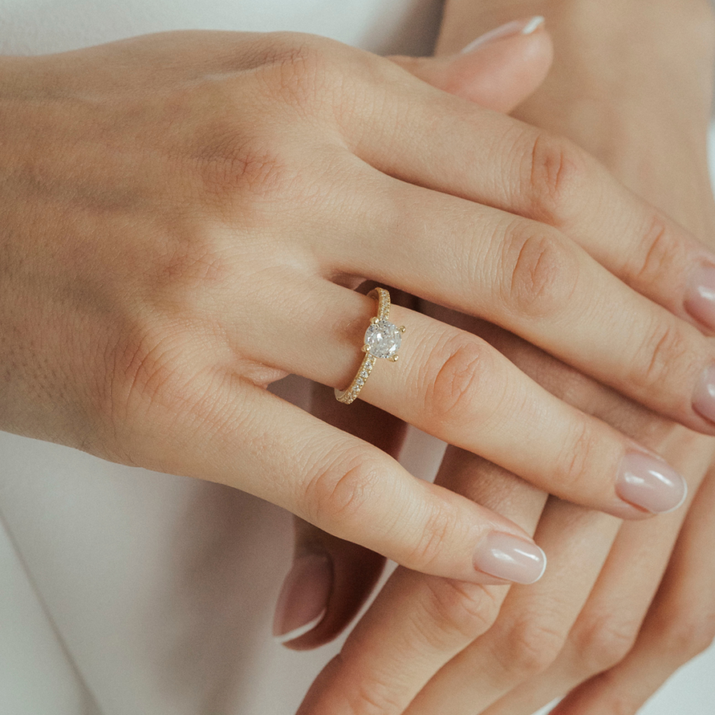 Pierścionek pozłacany bogato zdobiony cyrkoniami Margaret (2)