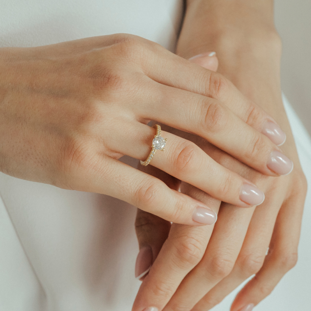 Pierścionek pozłacany bogato zdobiony cyrkoniami Margaret (3)