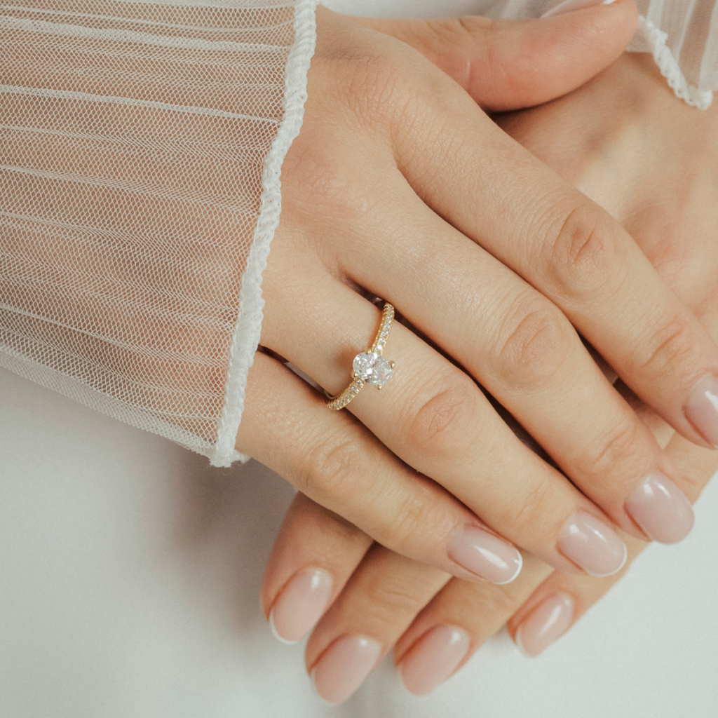 Pierścionek pozłacany bogato zdobiony cyrkoniami Selena (2)