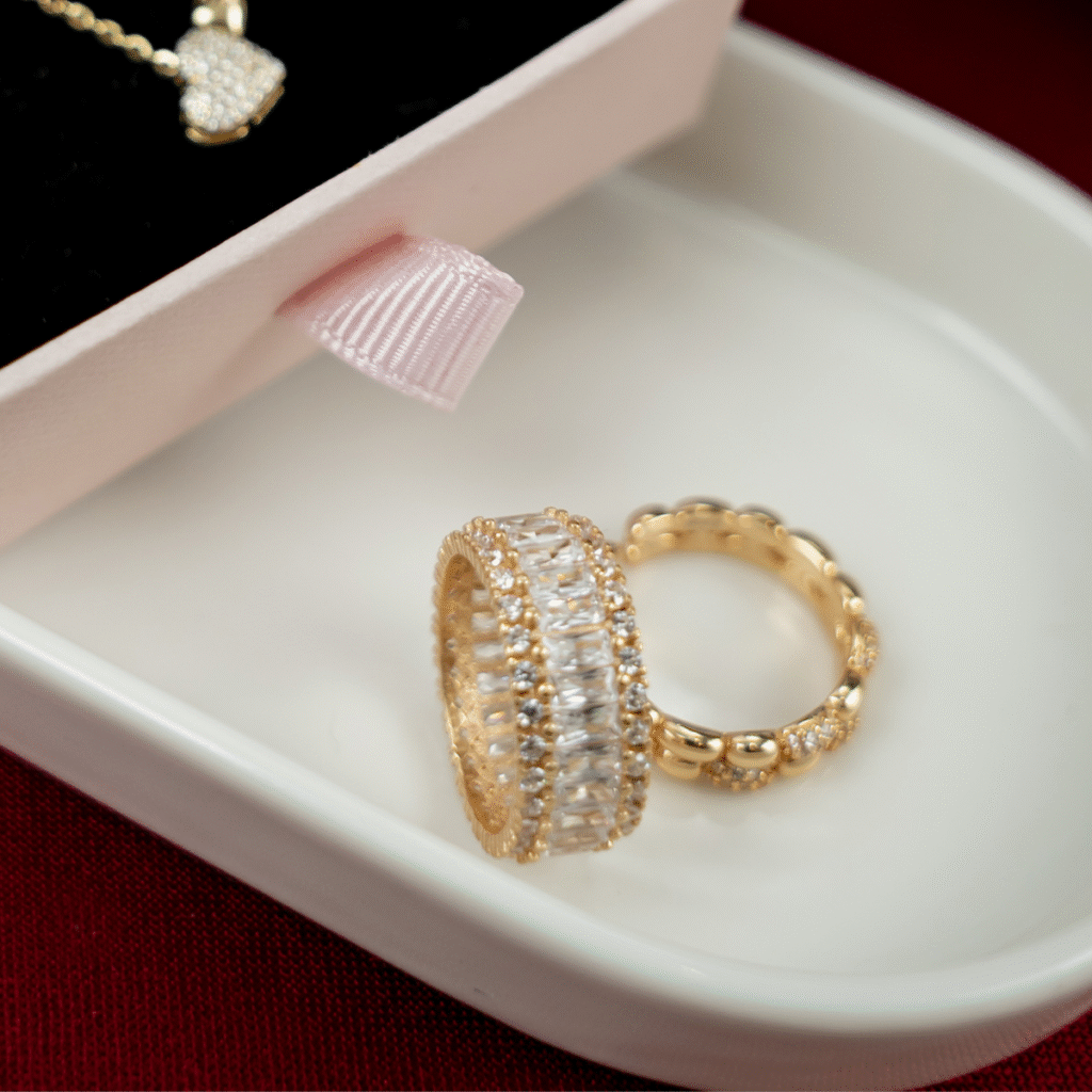 Pierścionek bogato zdobiony cyrkoniami pokryty złotem Scarlett