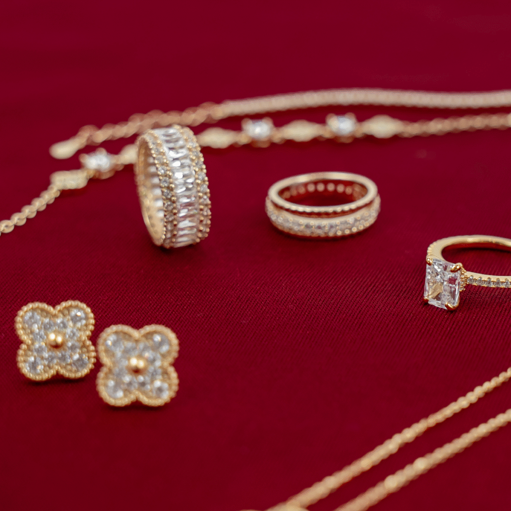 Pierścionek bogato zdobiony cyrkoniami pokryty złotem Scarlett