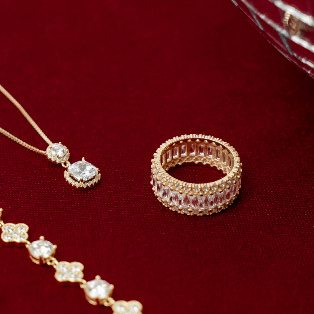 Pierścionek bogato zdobiony cyrkoniami pokryty złotem Scarlett