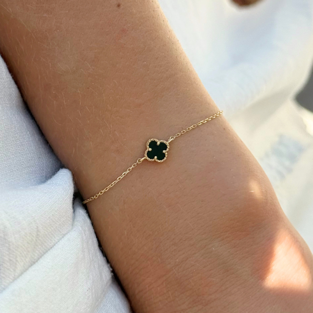 Bransoletka pozłacana z czarym onyksem koniczyna marokańska 0,7 cm Maroko Black