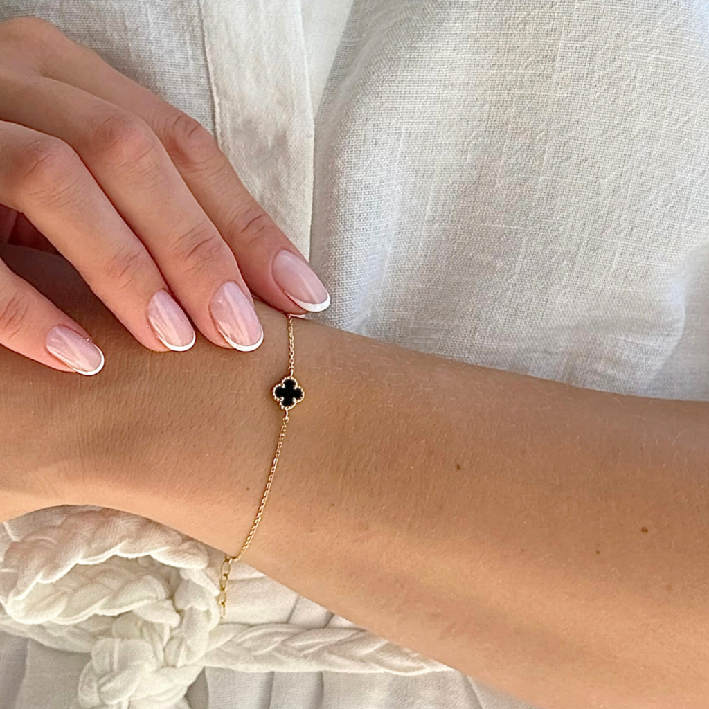 Bransoletka pozłacana z czarym onyksem koniczyna marokańska 0,7 cm Maroko Black