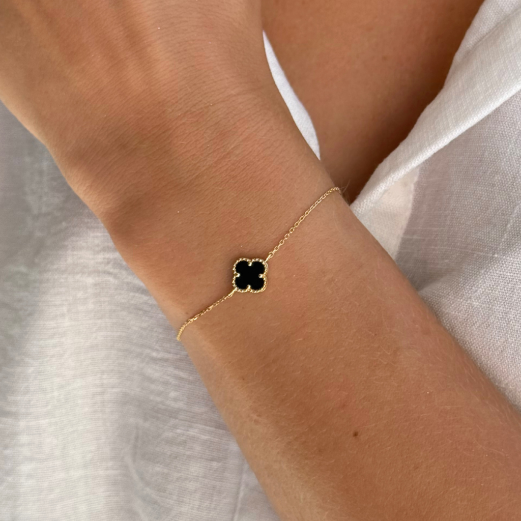 Bransoletka pozłacana z czarym onyksem koniczyna marokańska 0,9 cm Maroko Black