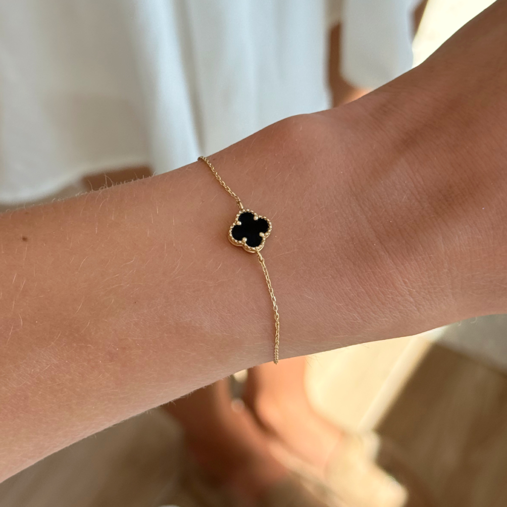 Bransoletka pozłacana z czarym onyksem koniczyna marokańska 0,9 cm Maroko Black