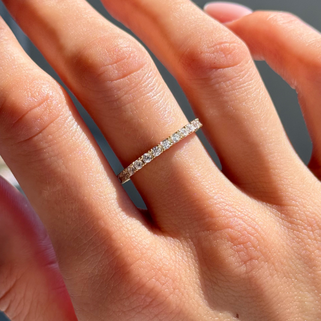 Pierścionek pozłacany ozdobiony białymi cyrkoniami 2 mm Mila