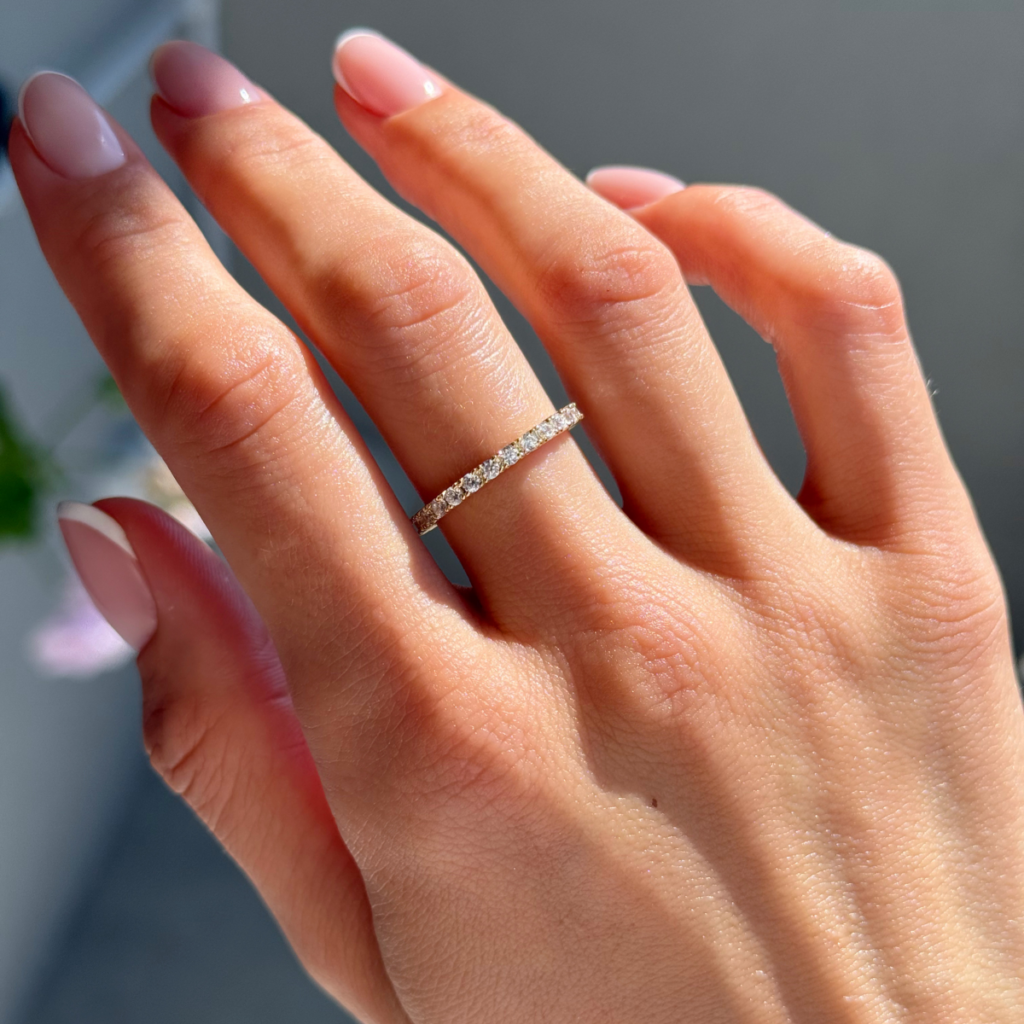 Pierścionek pozłacany ozdobiony białymi cyrkoniami 2 mm Mila