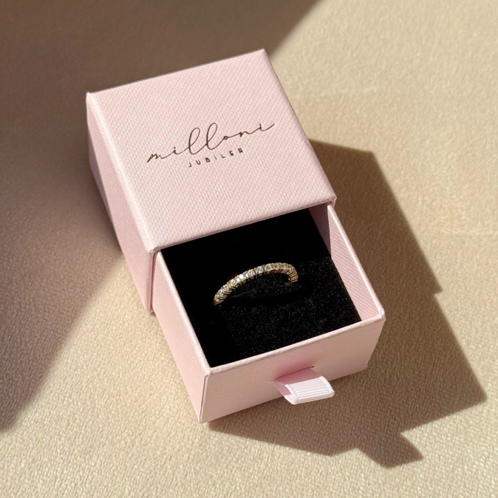 Pierścionek pozłacany ozdobiony białymi cyrkoniami 2 mm Mila