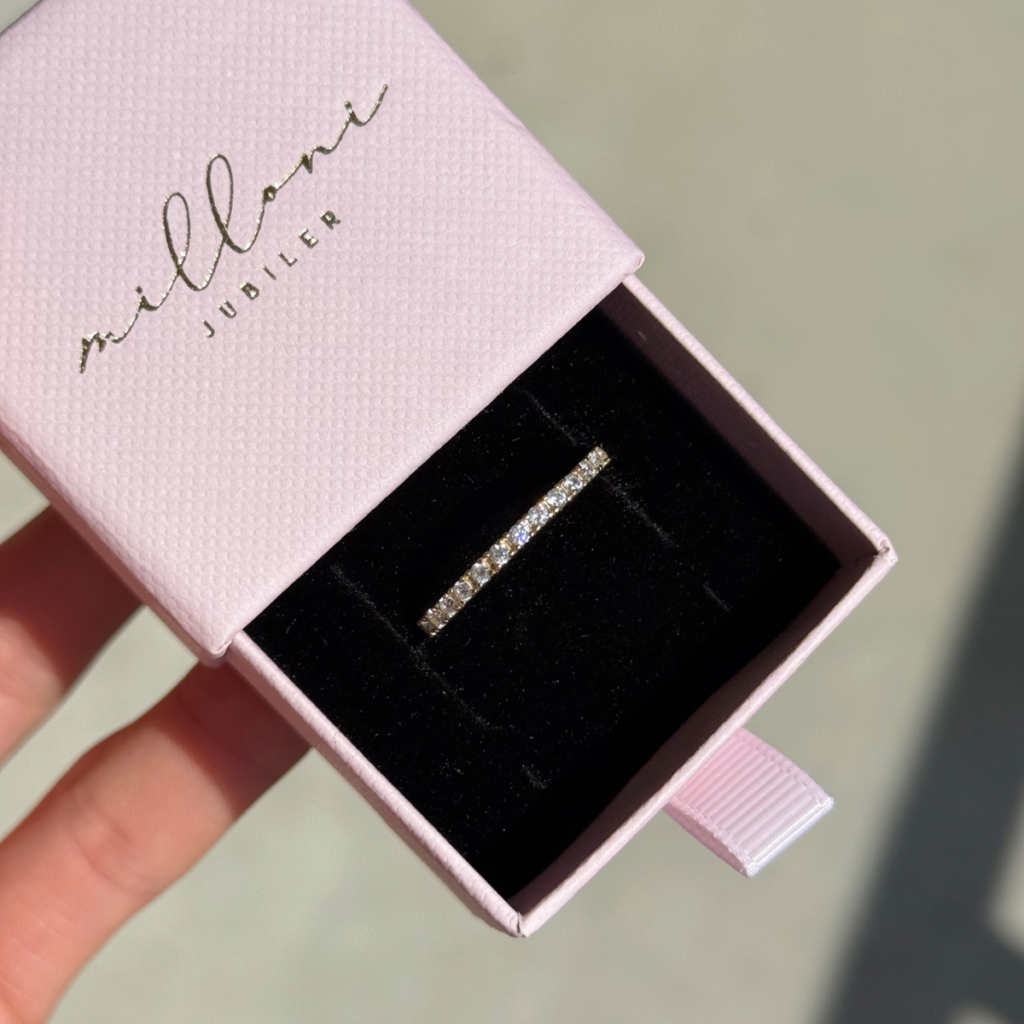 Pierścionek pozłacany ozdobiony białymi cyrkoniami 2 mm Mila