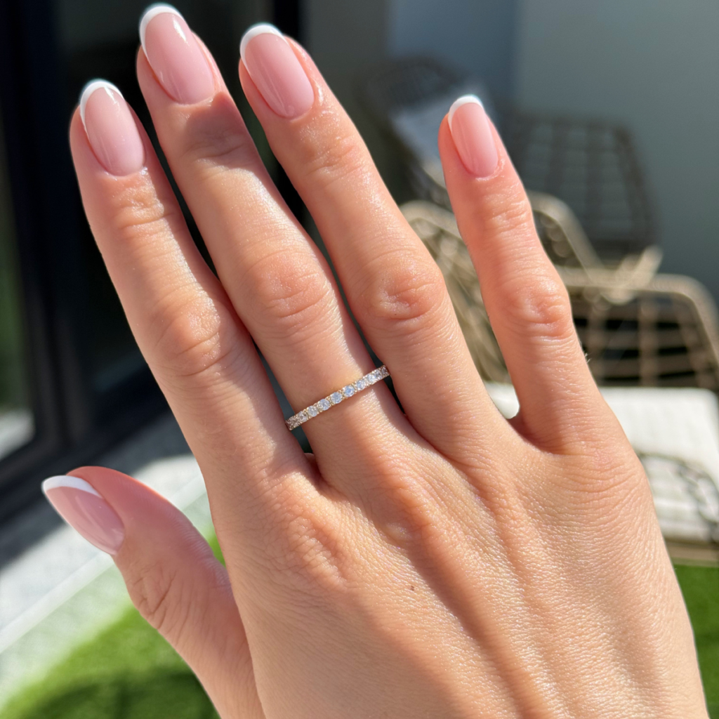 Pierścionek pozłacany ozdobiony białymi cyrkoniami 2 mm Mila