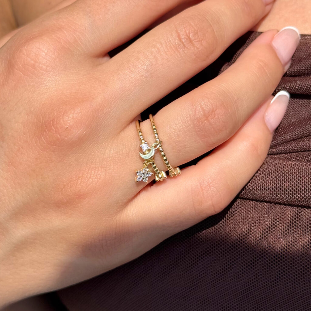 Pierścionek pozłacany niedomknięty z wiszącymi elementami księżyc i gwiazdka Sky