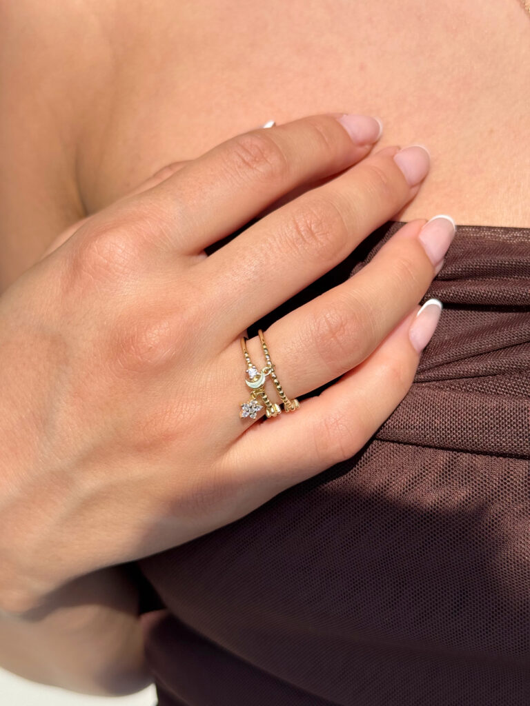 Pierścionek pozłacany niedomknięty z wiszącymi elementami księżyc i gwiazdka Sky