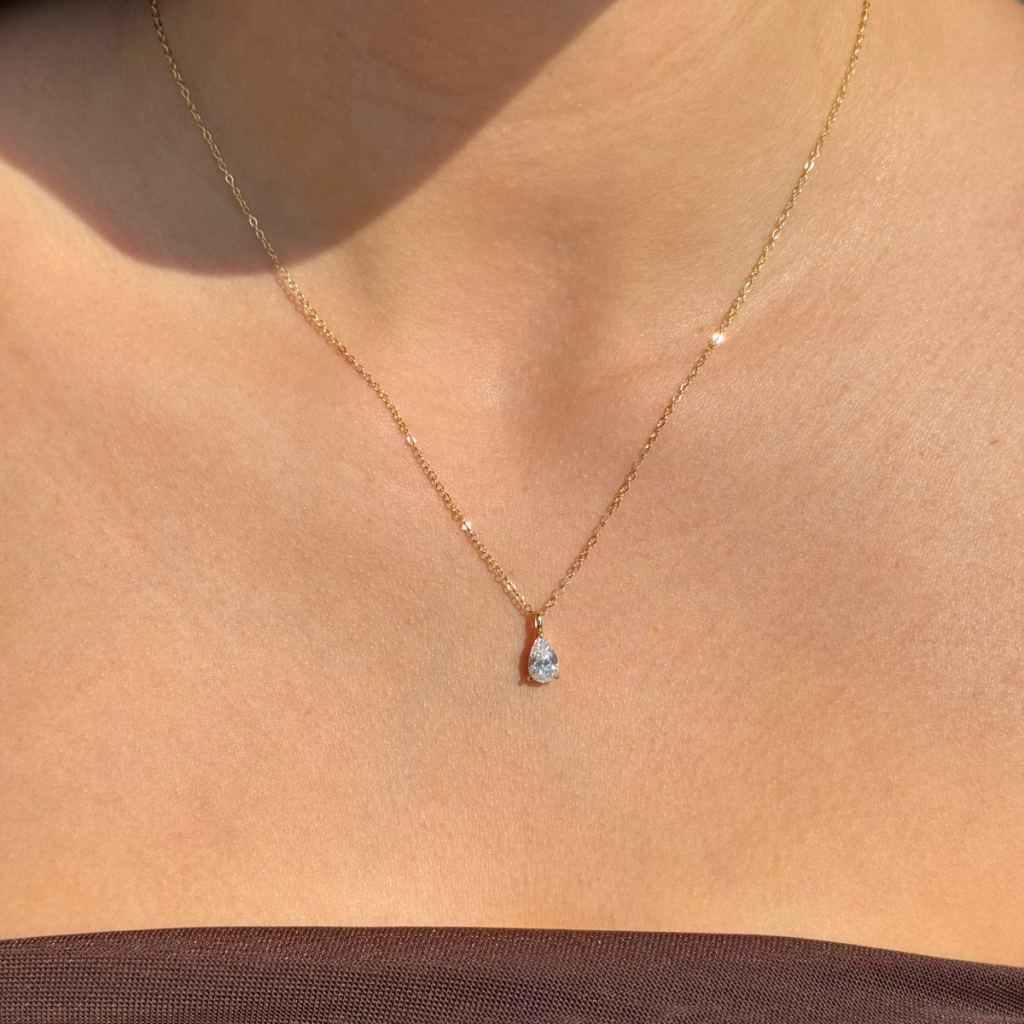 Naszyjnik pozłacany z zawieszką z cyrkonią w kształcie kropli Cristi