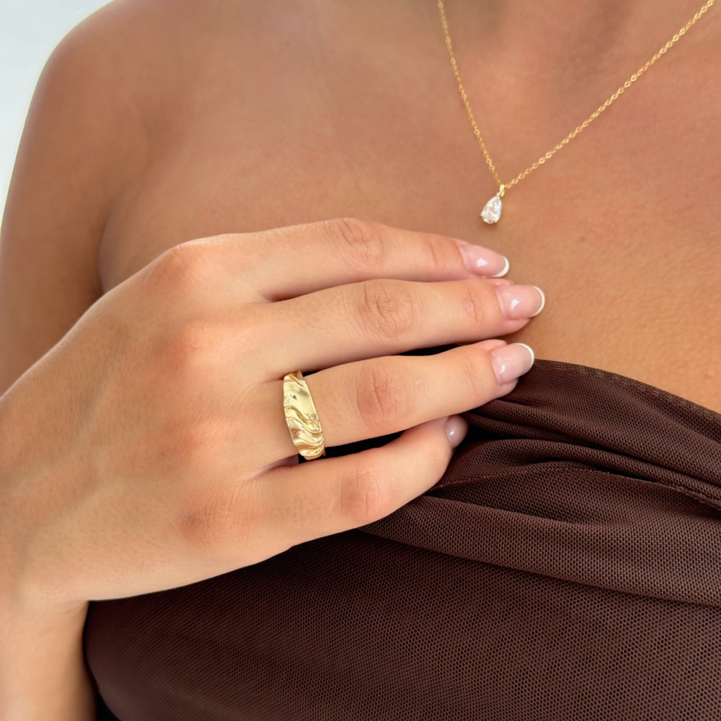 Pierścionek pozłacany pofalowany z regulacją rozmiaru Dust