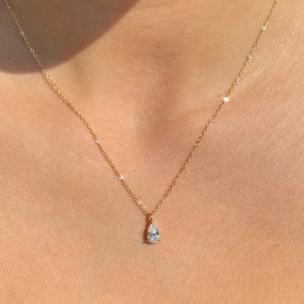 Naszyjnik pozłacany z zawieszką z cyrkonią w kształcie kropli Cristi