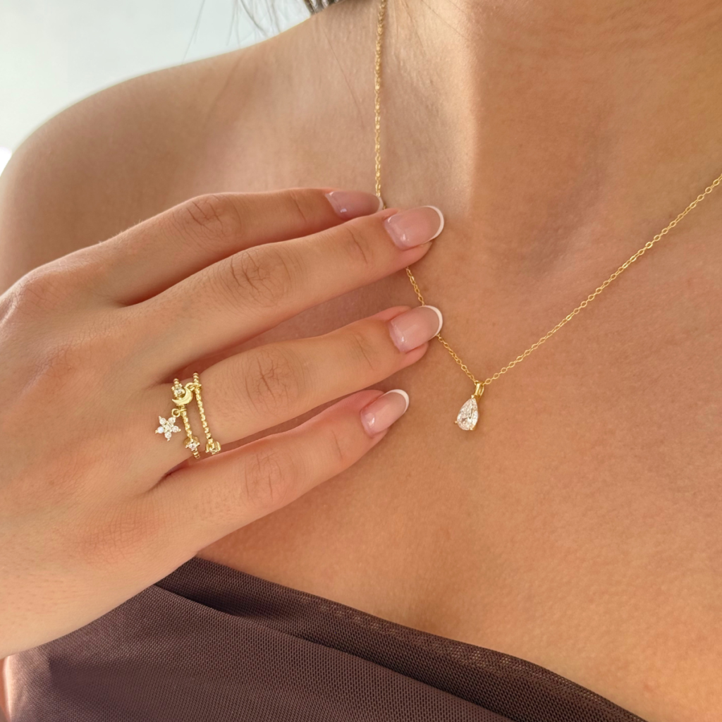 Naszyjnik pozłacany z zawieszką z cyrkonią w kształcie kropli Cristi