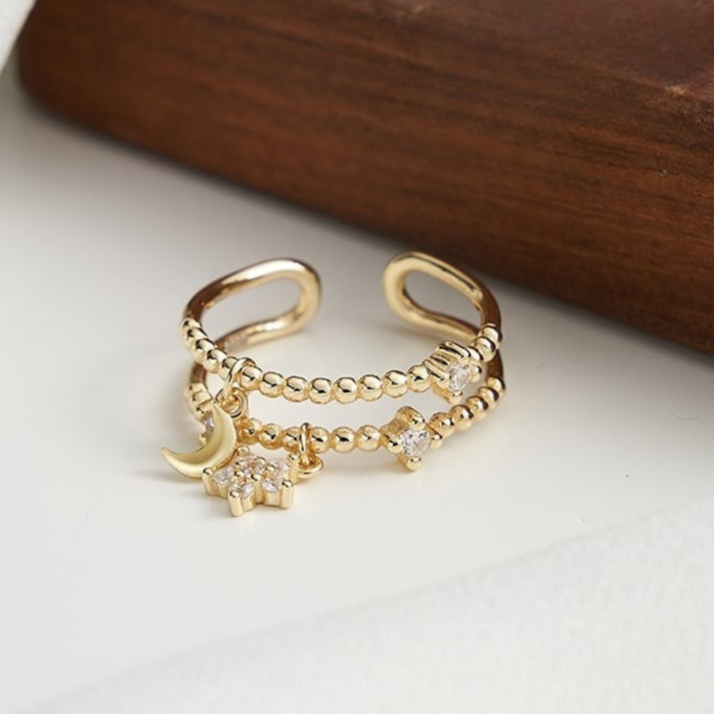Pierścionek pozłacany niedomknięty z wiszącymi elementami księżyc i gwiazdka Sky