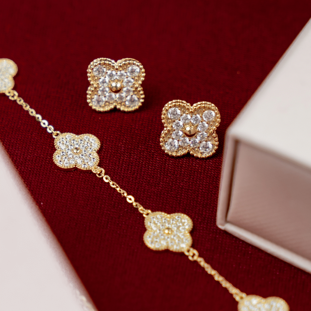 Kolczyki pozłacane na zatyczkę koniczyna marokańska z cyrkoniami Calla