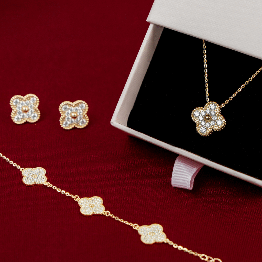 Kolczyki pozłacane na zatyczkę koniczyna marokańska z cyrkoniami Calla