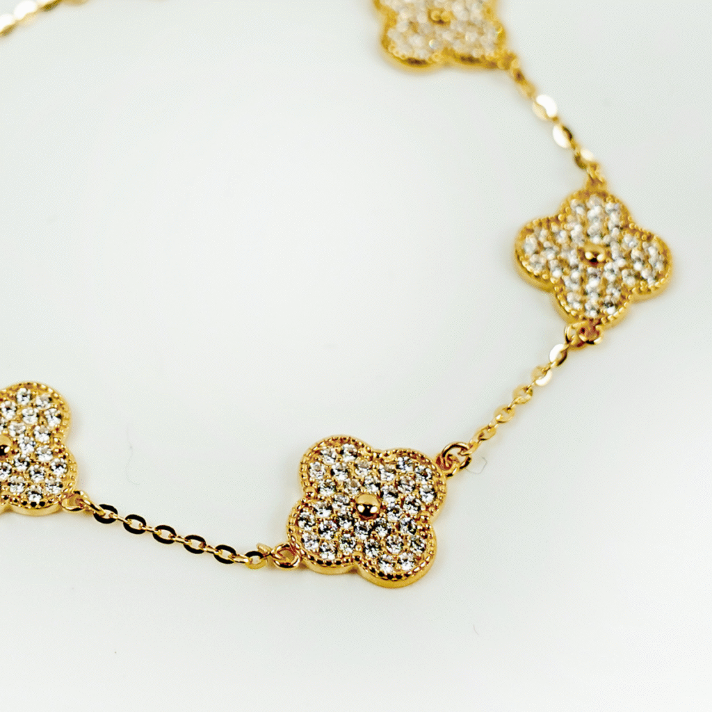 Bransoletka pozłacana ozdobiona koniczyną marokańską i cyrkoniami Calla