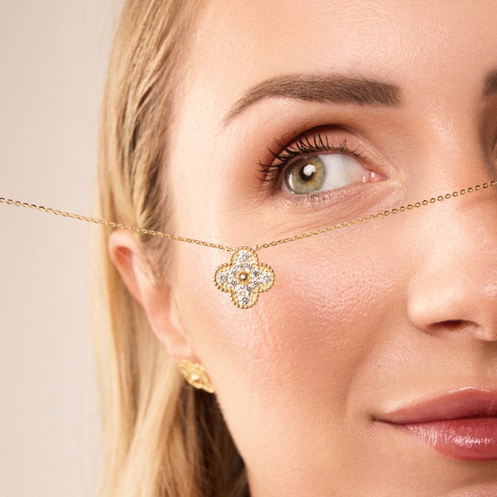 Naszyjnik pozłacany z cyrkoniami koniczyna marokańska Calla